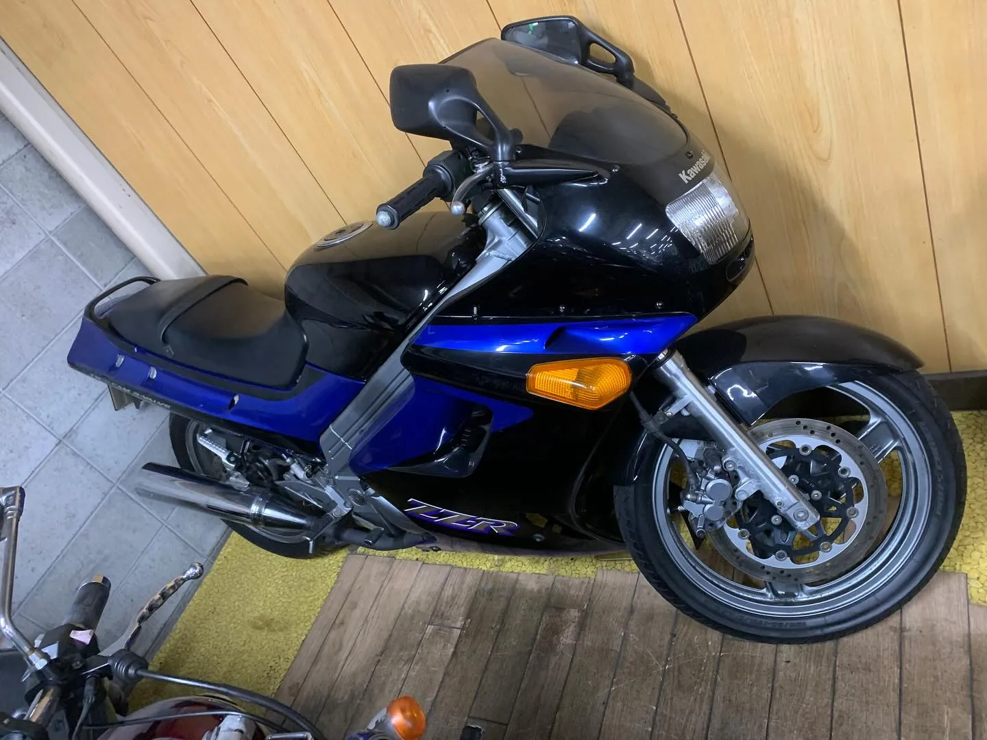 お客様からの修理依頼で預かっているZZ-R400とNinja...