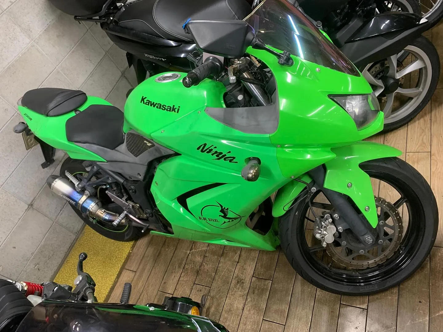 お客様からの修理依頼で預かっているZZ-R400とNinja...