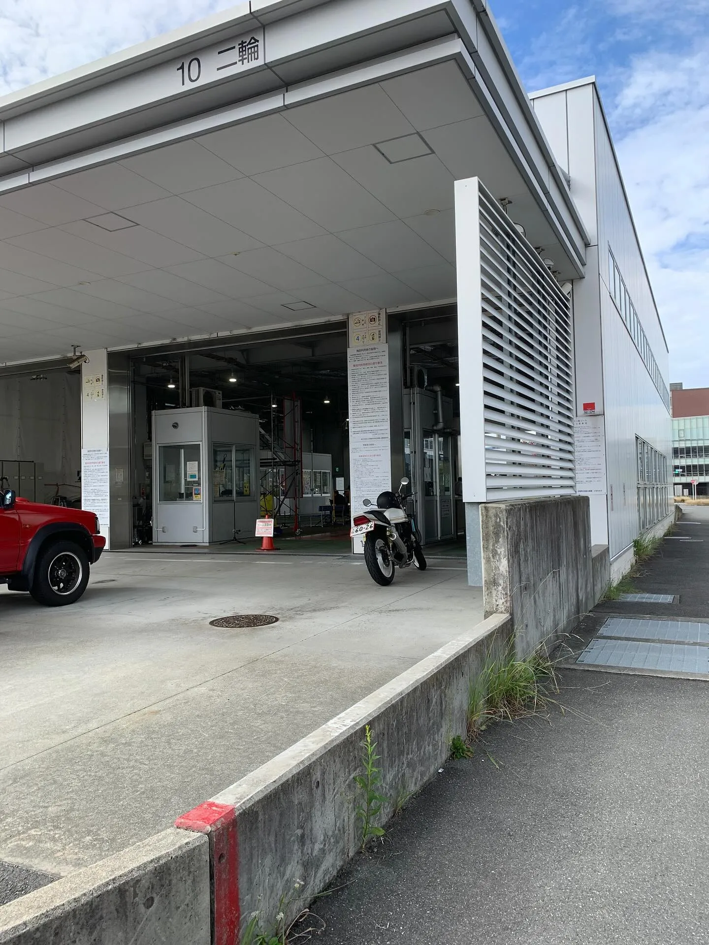 今日は久々の午前車検で、なんと車両はKawasakiのZRX...