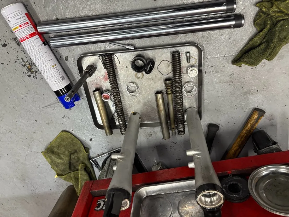 今日もバイクショップにようこそ！今回は、事故修理依頼を受けた...