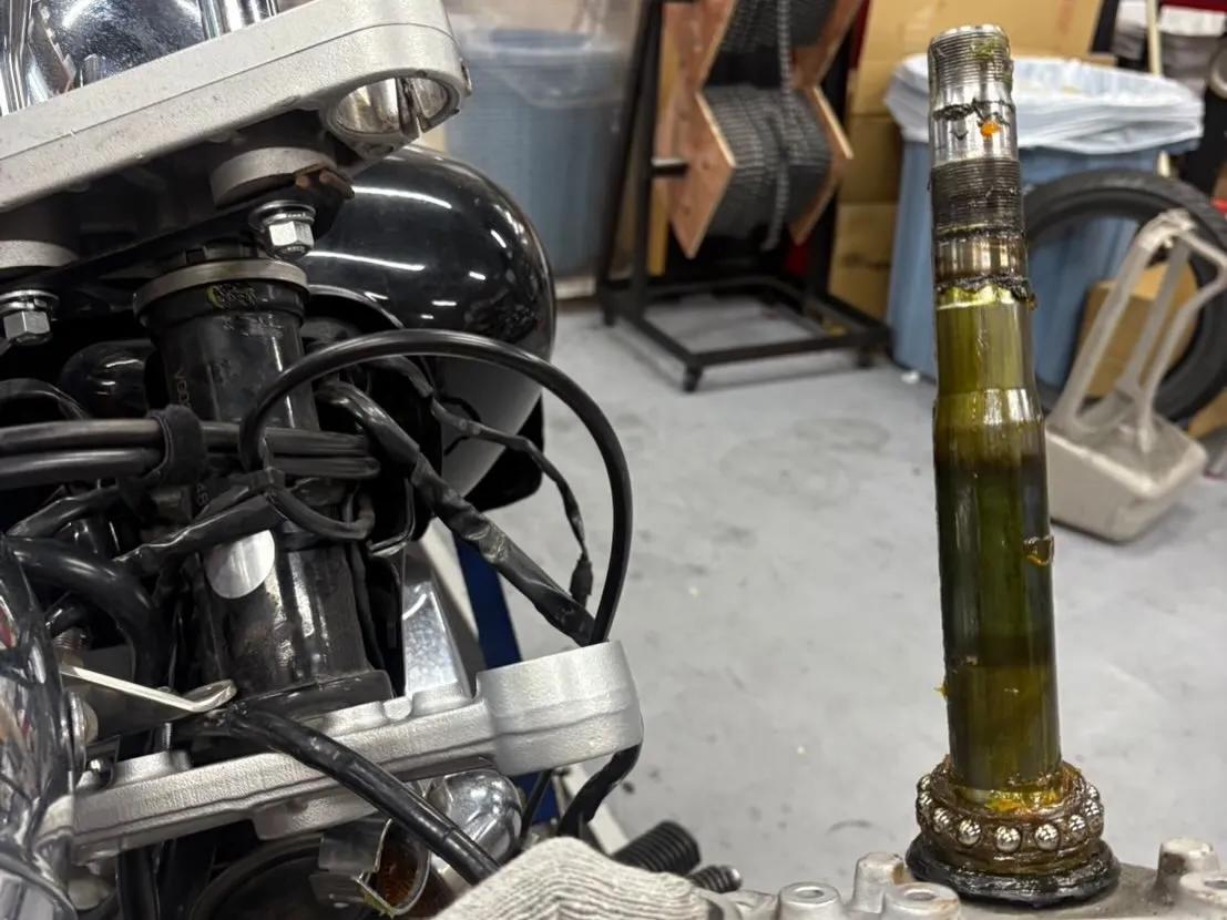 今日もバイクショップにようこそ！今回は、事故修理依頼を受けた...